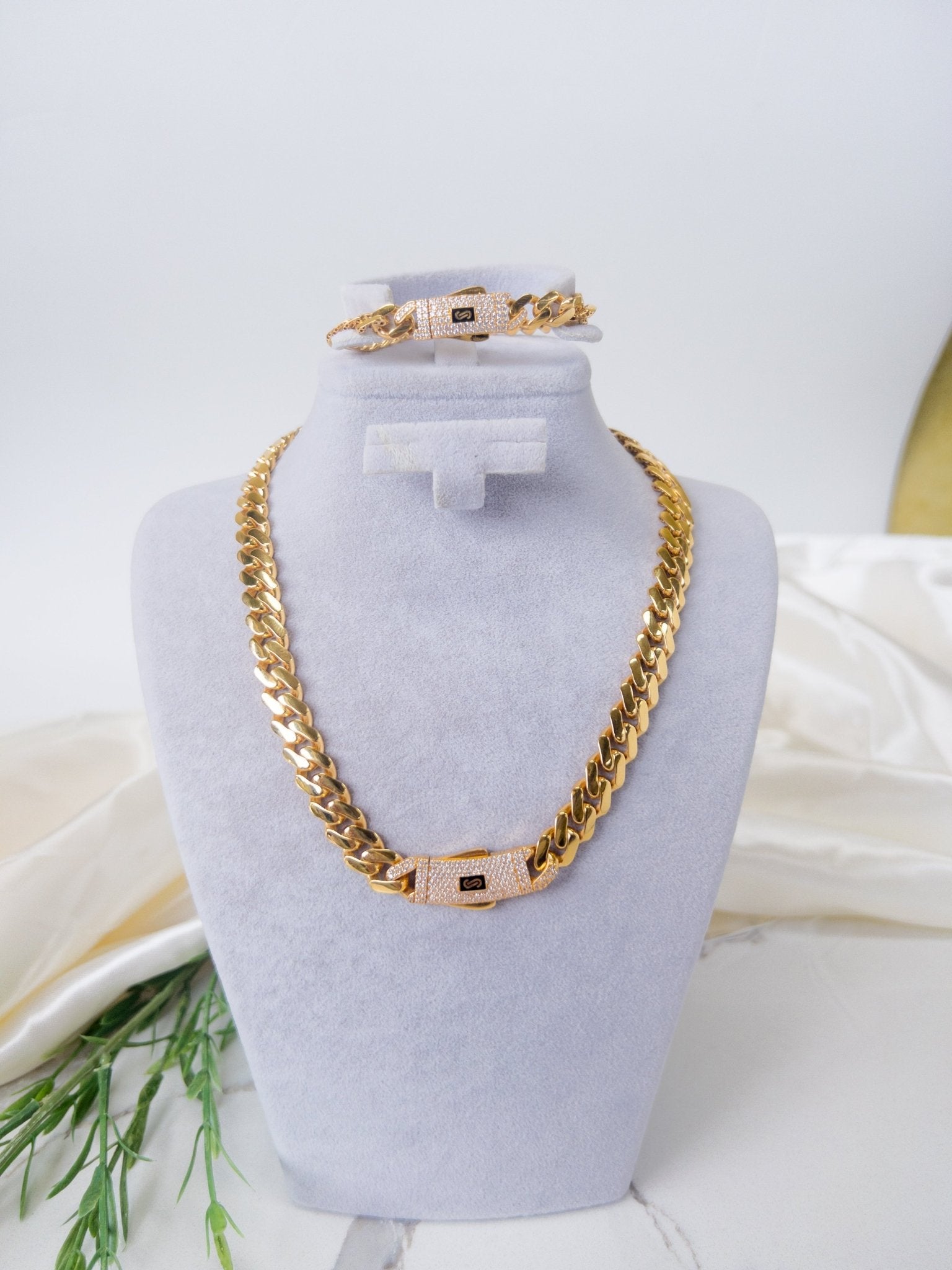 21k Gold Monaco chain classic half set - Cleopatra Jewelers
